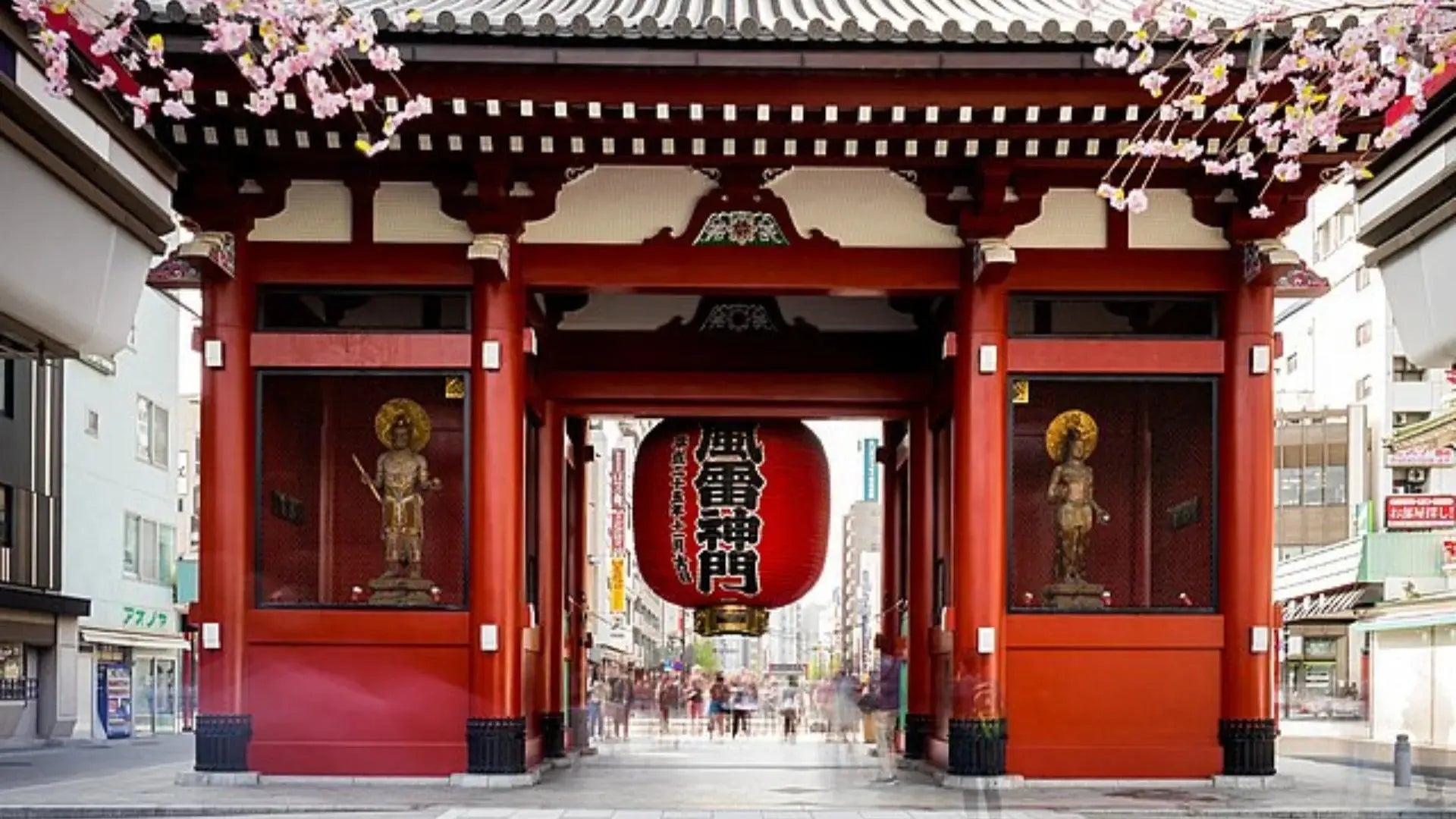 howcasing its iconic red lantern and traditional architecture